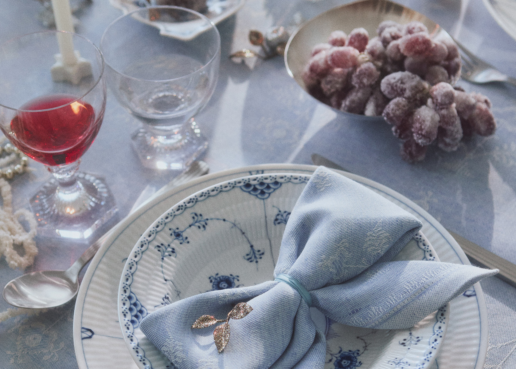 Aurora Glasses and Heritage Napkins on a Christmas table